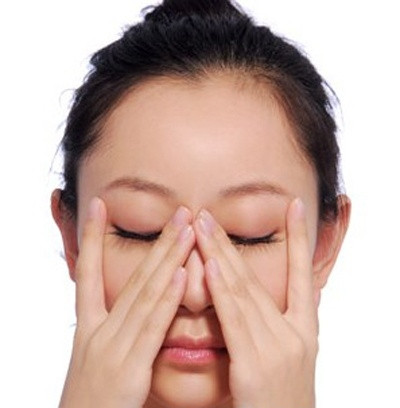 Đây là một bài tập cho mắt tuy khá khó thực hiện nhưng lại rất tốt cho mắt. Ảnh: afamilycdn.