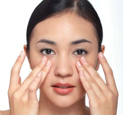 Bài tập 4: Dùng tay ấn nhẹ vào thái dương. Bạn hãy sử dụng ngón trỏ hoặc ngón giữa, ấn nhẹ giữa thái dương, giữ trong 4, 5 giây. Lặp lại động tác này 5 lần. Ảnh: nhanh.