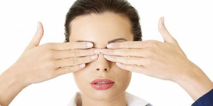 Bạn chỉ cần nhắm chặt mắt trong 3 đến 5 giây, sau đó mở mắt trong 3 đến 5 giây tiếp theo. Lặp lại động tác khoảng 7 đến 8 lần. Ảnh: benhvienmatsaigon.