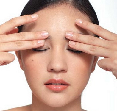 Bài tập này sẽ giúp dịch trong mắt lưu thông tốt hơn. Trong khi thực hiện, bạn có thể vừa ấn nhẹ vào thái dương vừa nhắm mắt. Ảnh: suckhoedoisong.
