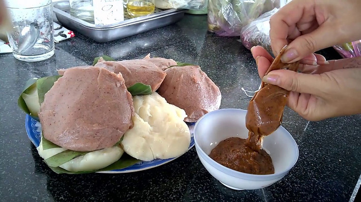 Gạo Luốc dâu đỏ được trộn lẫn với gạo trắng thường đem ngâm trong nước khoảng vài tiếng. Ảnh: ytimg.
