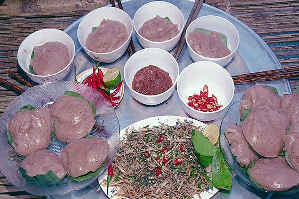 Dù là món ăn bình dân nhưng cách làm bánh đúc đỏ cần khá nhiều công đoạn. Ảnh: xunghe24h.