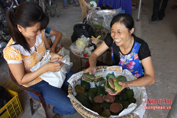 Lưu ý, khi đổ phải đổ khuấy đều tay để tránh bánh bị vón cục. Ảnh: vinhcity.