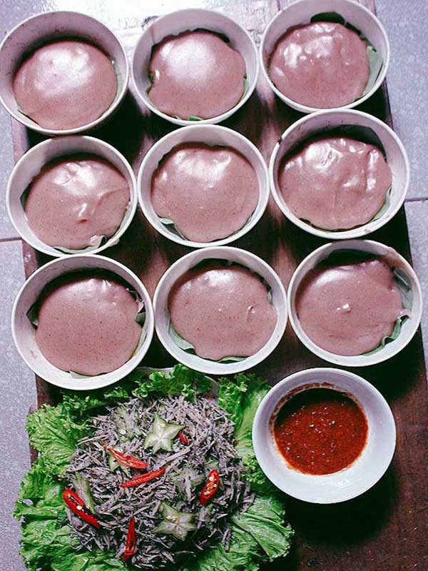 Bánh đúc đỏ được người dân ở xã Nghi Thịnh, huyện Nghi Lộc, Nghệ An sử dụng gạo Luốc dâu đỏ xen lẫn gạo trắng để chế biến. Ảnh: dulichnghean.