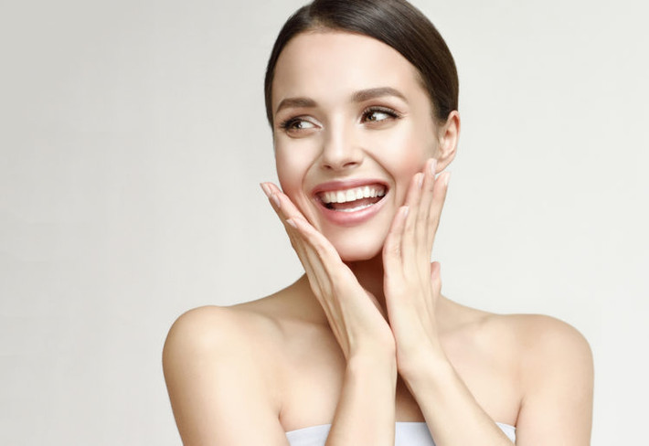 Các sản phẩm có mùi thơm như xà phòng, chất tẩy rửa và các sản phẩm làm đẹp có thể gây kích ứng và ngứa cho da nhạy cảm. Vì vậy, bạn nên lựa chọn các sản phẩm không có mùi hương. Ảnh: hellobacsi.