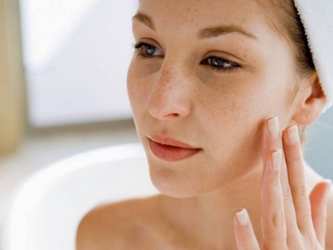 Tẩy tế bào chết thường xuyên là một thói quen chăm sóc da tốt. Tuy nhiên, nếu sở hữu làn da nhạy cảm, bạn nên hạn chế làm việc này. Ảnh: cindytips.