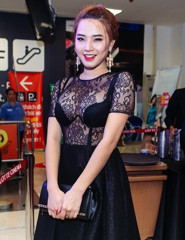 Dù đã chọn nội y cùng tông màu nhưng bộ cánh của Hải Băng vẫn rất phản cảm. Ảnh: tin247.