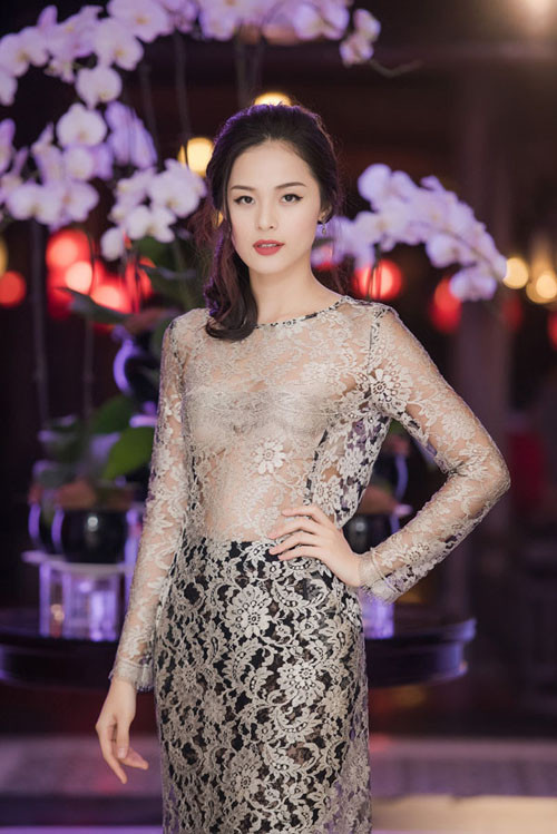 Gương mặt xinh đẹp cũng thể cứu vãn Hạ Vi khỏi bộ trang phục ren quê mùa và già nua này.