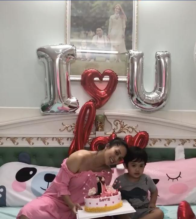 Trên trang cá nhân, Khánh Thi còn dành lời chúc đầy ngọt ngào đến ông xã kém 12 tuổi: “Happy Birthday My Love! 22/6 là một ngày đặc biệt của người mà em yêu thương. Mẹ Kubi & Anna chỉ có tấm lòng vậy thôi. Mãi mãi là Mỏ Nhọn và Bã Đậu nhé".