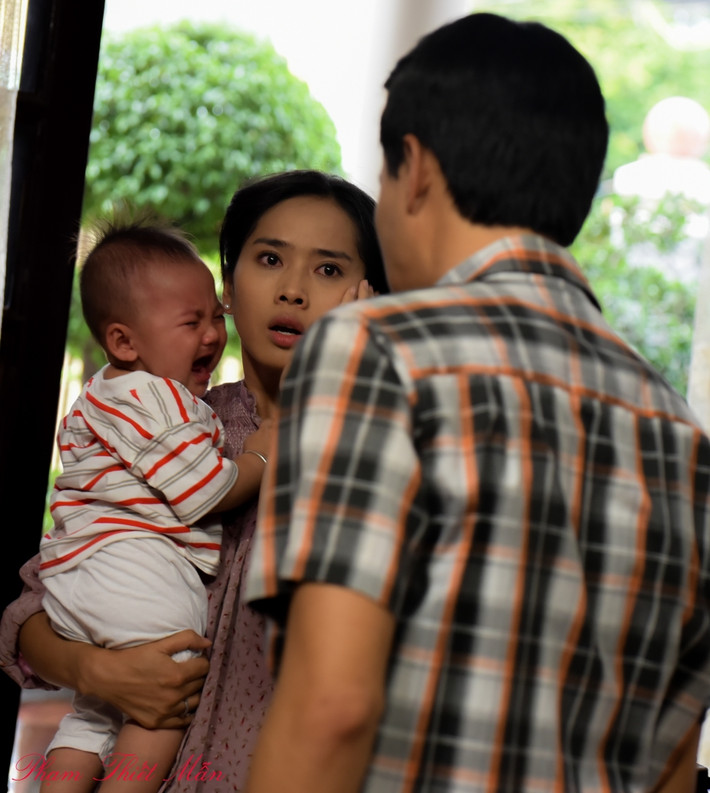 Duyên âm mưu cướp người yêu Ngọc, để có một cuộc sống giàu sang. Cô còn tráo đổi con gái của mình với con trai của Ngọc nhằm lấy lòng nhà chồng, thậm chí còn đồng lõa sát hại mẹ chồng... Nhưng cuối cùng Duyên phải đi tù để trả giá cho những gì mình gây ra sau khi mọi sự thật bị phanh phui. Ảnh: VTV.