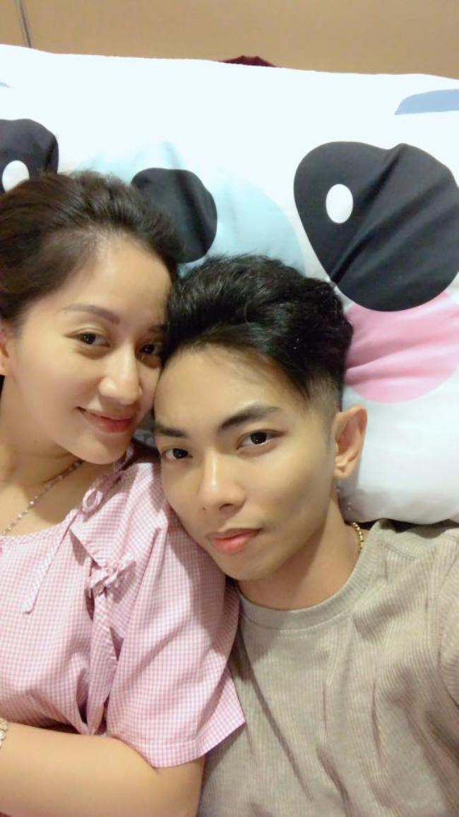 Hình ảnh ngọt ngào của Khánh Thi - Phan Hiển. Được biết, hiện Phan Hiển cũng dành nhiều thời gian để ở nhà chăm sóc hai con cùng vợ. Khánh Thi từng cho biết, dù ông xã kém 12 tuổi nhưng anh rất tâm lý, luôn biết cách yêu chiều vợ con và chăm con rất khéo.