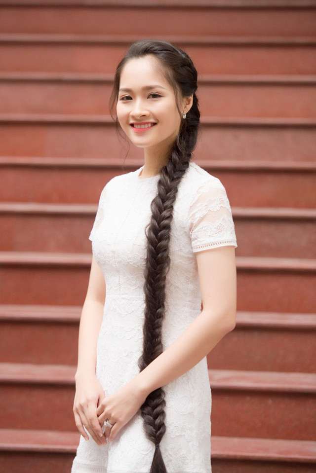 Cư dân mạng đã quá quen với biệt danh "công chúa tóc mây" của Nguyễn Thị Khánh Linh khi sở hữu mái tóc đen dài quá đầu gối và óng ả.