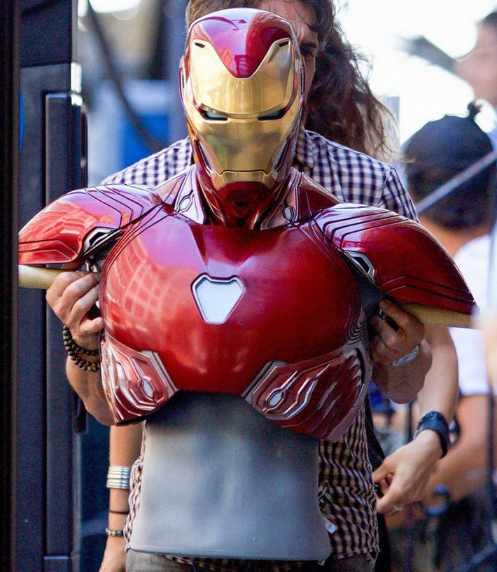 Robert Downey Jr không mặc bộ áo ráp khi anh đóng vai Iron man do quá nặng.