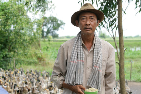 Hầu hết các vai diễn của nghệ sĩ Lê Bình đều để lại ấn tượng sâu sắc như: người chồng trong vở "Ai sợ ai?", Út Thân trong Đổi đời, ông Năm Na trong Vịt kêu đồng. Sau này là vai ông chủ nhà trọ trong vở kịch Nhà trọ tình yêu mà chính ông là tác giả kịch bản.