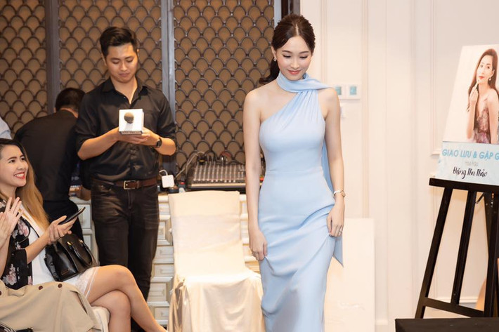 Hoa hậu cũng rất cởi mở trong việc chia sẻ kinh nghiệm và kiến thức của bản thân cho chị em về vấn đề dưỡng da khi mang thai và sau khi sinh, cũng như “bí kíp” cân bằng cuộc sống để bản thân luôn tràn đầy năng lượng và tinh thần luôn lạc quan nhất có thể. Ảnh: Hai Nguyen.