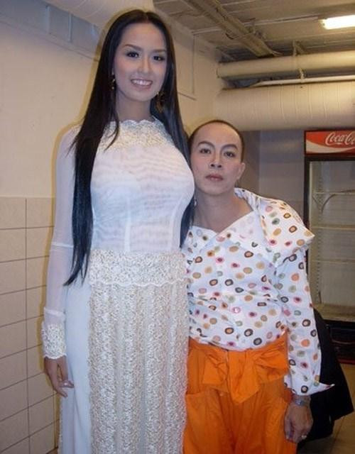 Nhiều sao nam Việt cũng bị dìm hàng chiều cao. Nghệ sĩ Đức Hải rơi vào hoàn cảnh tương tự khi đứng bên cô hoa hậu sở hữu chiều cao 1m80 này.