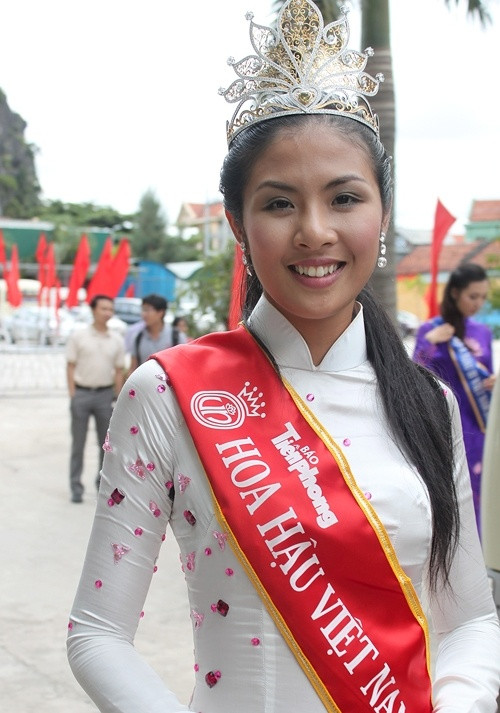 HHVN 2010 Ngọc Hân cũng từng chịu nhiều lời ra tiếng vào về nhan sắc sau đăng quang. Cô còn gây tranh cãi khi vắng mặt trong đêm bế mạc đại lễ 1000 năm Thăng Long- Hà Nội.