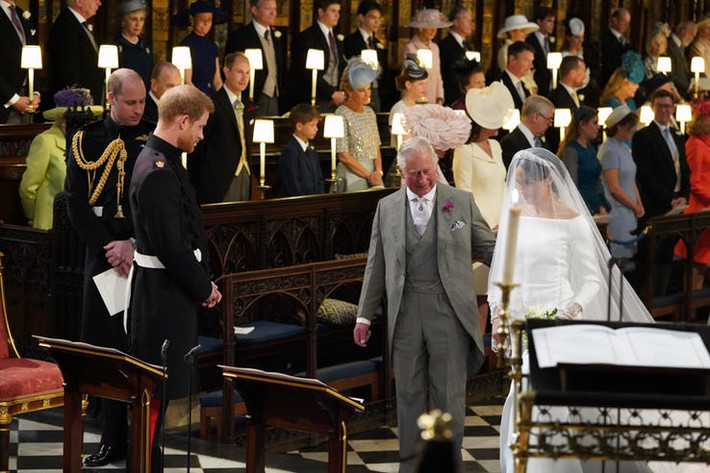 Hoàng tử Harry đã phá vỡ giao thức Hoàng gia để chiêm ngưỡng khoảnh khắc cô dâu Meghan Markle bước vào lễ đường. Ảnh: Good Housekeeping