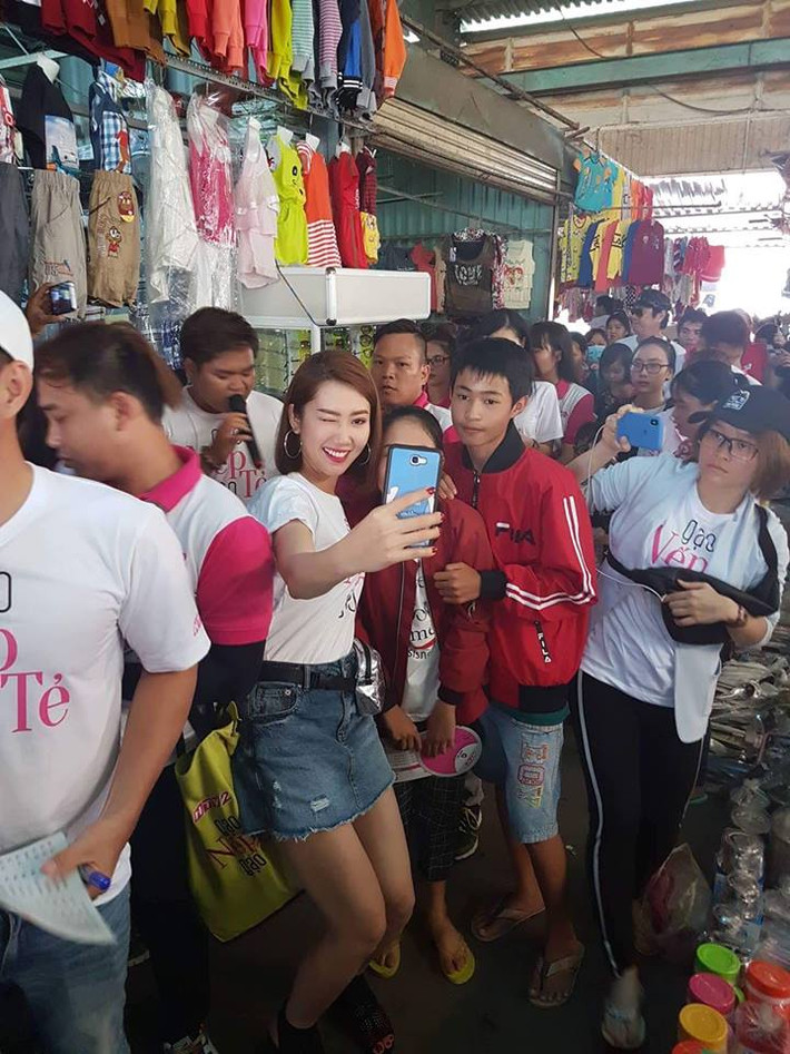 Dàn diễn viên "oanh tạc" các khu chợ để chụp ảnh giao lưu với khán giả.