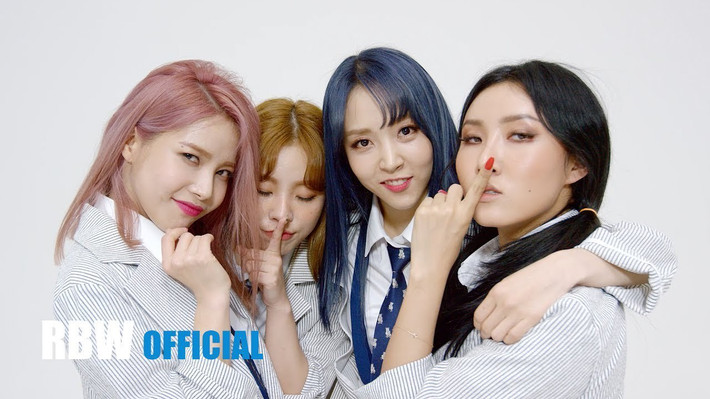 Sau vụ bê bối blackface mà MAMAMOO phải đối mặt, để thực hiện blackface cho Bruno Mars tại buổi hòa nhạc, họ đã tải lên một lời xin lỗi trên trang Facebook với nội dung: "Chúng tôi yêu mến và sẽ chăm sóc cho tất cả mọi người thuộc mọi sắc tộc, giới tính, tôn giáo và giới tính".