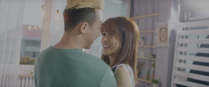 Trước Kiều Minh Tuấn, An Nguy cũng vào vai "người tình" của sao nam khác - danh hài Trấn Thành với những cảnh tình tứ, lãng mạn, thậm chí là vô cùng "bạo liệt" trong phim "Chờ em đến ngày mai" của đạo diễn Đinh Tuấn Vũ.