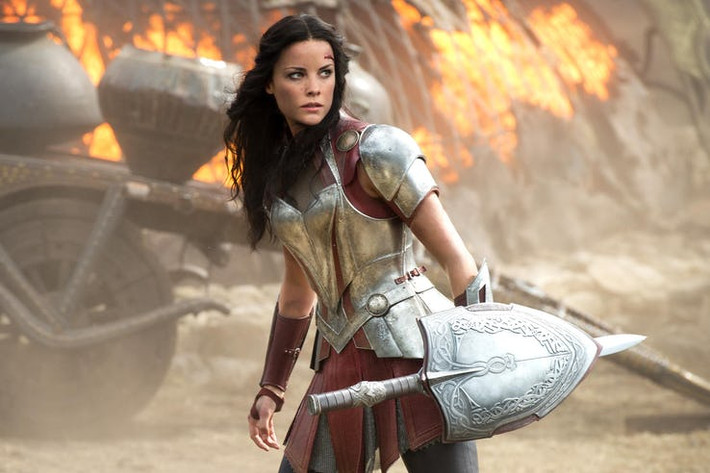 Người thủ vai Sif trong Thor cho biết, cô cũng là một fan của Wonder Woman. Nếu không phải Gal Gadot, Jaimie Alexander sẽ là lựa chọn hoàn hảo.