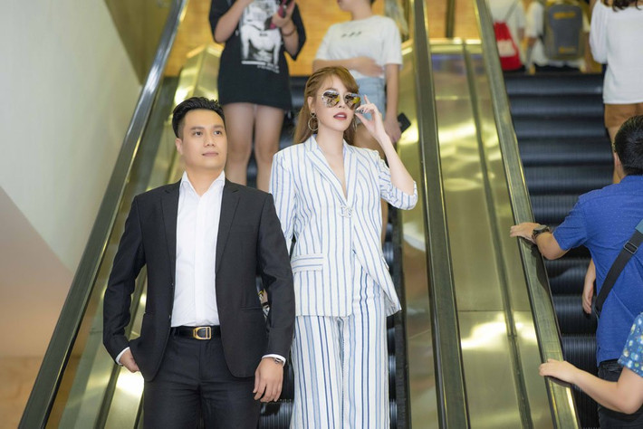Việt Anh và Quế Vân tỏ ra khá thân thiết và gần gũi mặc cho mọi nhất cử nhất động của họ đều thu hút sự quan tâm của báo giới.