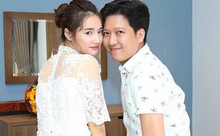 Mới đây phía Nhã Phương chính thức xác nhận rằng Nhã Phương và Trường Giang sẽ làm lễ đính hôn vào cuối tháng 8 và tổ chức đám cưới vào tháng 9 tới khiến các fan "thở phào". Bởi trước khi cả hai quyết định sẽ về chung một nhà, nam danh hài dính phải một loạt ồn ào với "hội người yêu cũ".