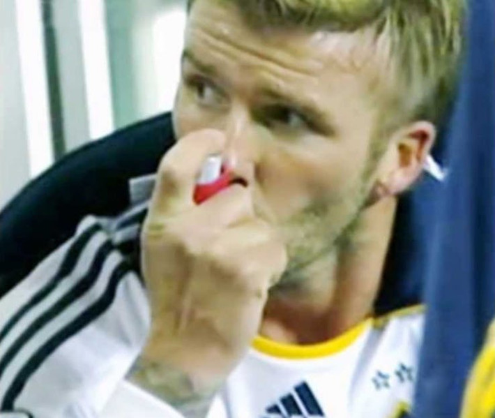 Mặc dù là ngôi sao bóng đá nhưng David lại bị bệnh hen suyễn. Xem video "Vợ chồng Beckham bán quần áo hàng hiệu làm từ thiện". Nguồn Youtube: