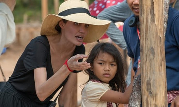 Sau khi chia tay Brad Pitt, Angelina Jolie bận rộn với một dự án phim lấy bối cảnh từ thời chiến tranh Campuchia.