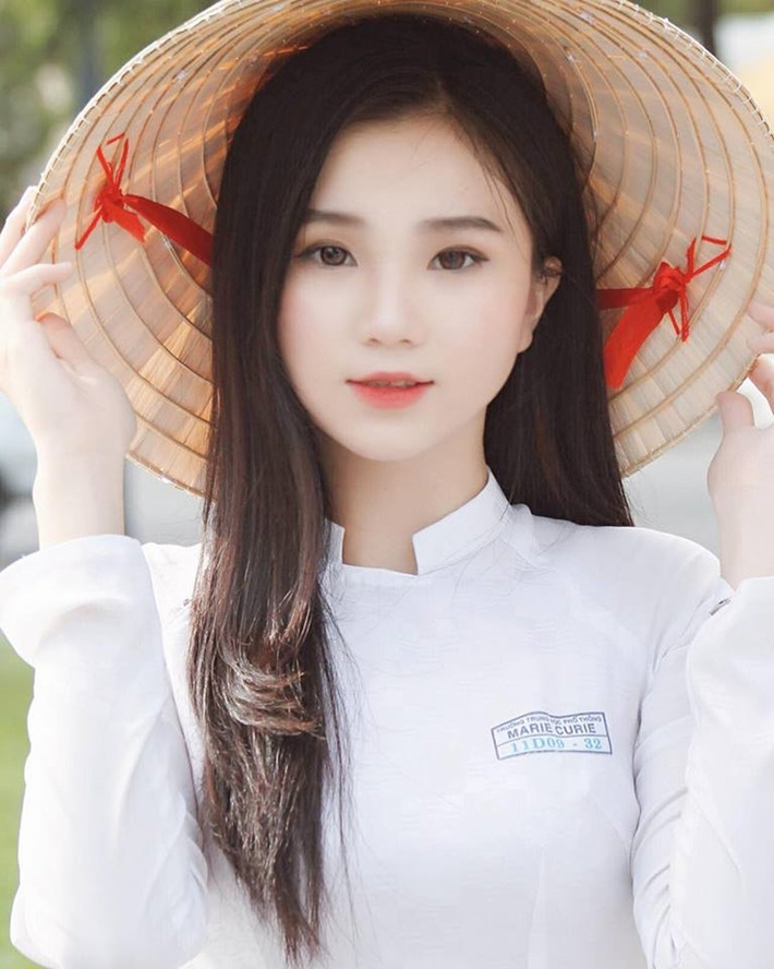 Thu Tâm không phải là gương mặt quá xa lạ trong cộng đồng mạng Việt khi vào thời điểm này năm ngoái, nữ sinh trường THPT Marie Curie (TP HCM) gây sốt với hình ảnh xinh đẹp như thiên thần trong tà áo dài trắng.