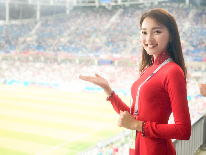 Người đẹp Ngọc Nữ cho biết, cô rất tự hào khi mặc trên mình bộ áo dài dân tộc và cầm lá cờ tổ quốc đứng trên khán đài cổ vũ cho các đội tuyển mà mình yêu thích.