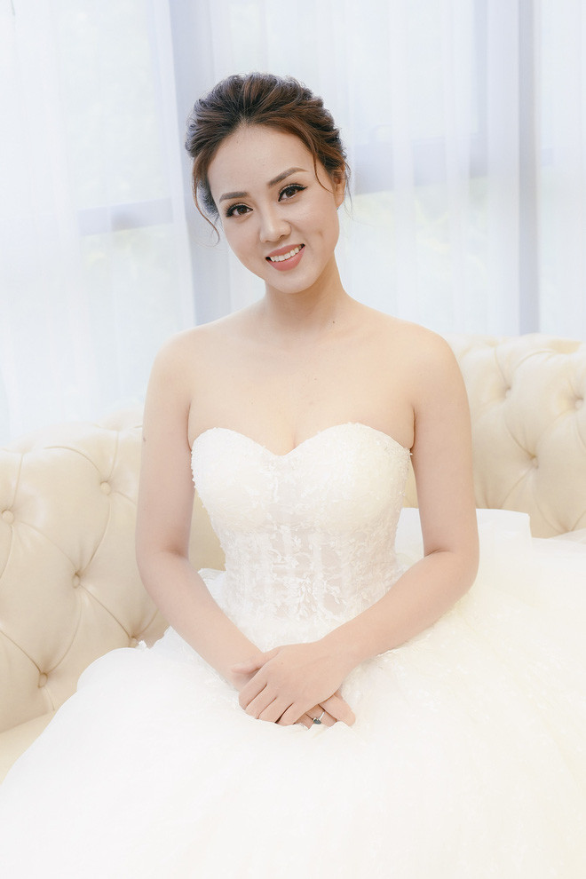Mới đây, hình ảnh xinh đẹp và lộng lẫy của Ngọc Hà - bạn gái danh hài Công Lý trong bộ váy cưới cô dâu khiến dư luận xôn xao. Trước đó, Công Lý và bạn gái xinh đẹp dính tin đồn sẽ làm đám cưới trong năm nay.