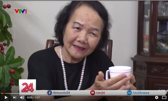"Thị Nở" Đức Lưu diễn lại cảnh bưng "bát cháo hành tình yêu" cho Chí Phèo. Ảnh cắt clip VTV24.