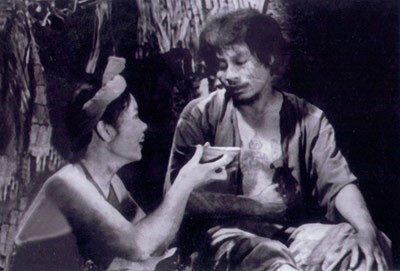 Cảnh Thị Nở chăm sóc, nấu cháo hành cho Chí Phèo khi biết Chí Phèo bị ốm gây xúc động mạnh trong "Làng Vũ Đại ngày ấy".