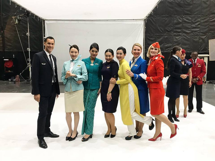 Khi đến với SkyTeam, thay vì chọn những bộ đầm kiểu phương Tây, Ngọc Linh đã chọn tà áo dài cách tân để mang đến một nét dịu dàng truyền thống, nhưng cũng không kém phần hiện đại, hội nhập với quốc tế.