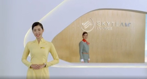 Trong sắc vàng của bộ đồng phục áo dài truyền thống, thí sinh Hoa hậu Việt Nam xuất hiện xinh đẹp, rạng rỡ ngay ở những giây đầu tiên với khả năng nói tiếng Anh lưu loát.