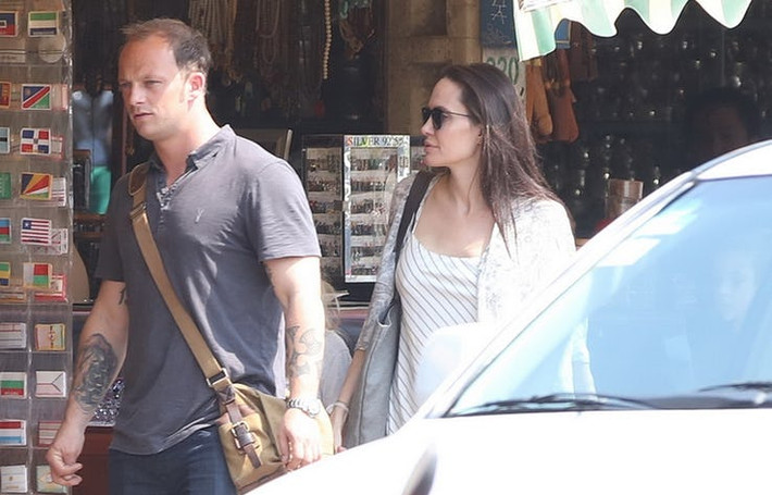 Angelina Jolie đang bí mật hẹn hò với một người đàn ông lớn tuổi hơn cô. Được biết người đàn ông này làm về bất động sản. Ảnh: Starmagazine.