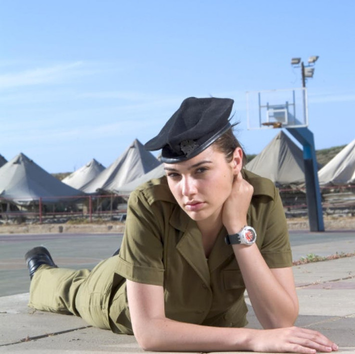 Gal Gadot đã từng nhập ngũ. Không phải đến khi đóng Wonder Woman cô mới rèn luyện, ở Isael có quy định quân sự đối với phụ nữ.