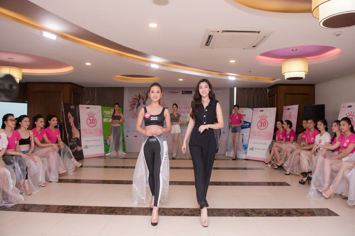 Thí sinh Nguyễn Thị Thu Tâm – SBD 378 bộc bạch: “Chị Linh rất bận rộn với công việc mà còn sắp xếp thời gian để đến đây thị phạm và chia sẻ những kinh nghiệm bổ ích cho chúng em nữa nên em cảm thấy rất vui”.
