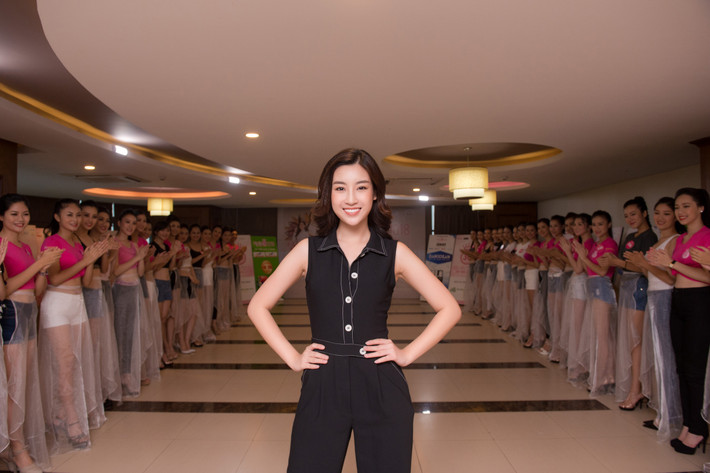 Đương kim hoa hậu Việt Nam diện cây đen đơn giản, trang điểm nhẹ nhàng, chia sẻ và động viên với các thí sinh trước thềm Chung khảo phía Bắc.