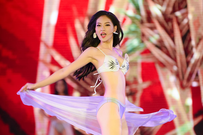 Mới đây, 25 thí sinh xuất sắc sẽ góp mặt trong đêm chung kết Hoa hậu Việt Nam 2018 đã lộ diện. Ngoài những gương mặt được đánh giá cao như Tuyết Trang, Tiểu Vy, Thanh Tú… đều giành quyền đi tiếp, thì sự dừng bước của Phạm Ngọc Khánh Linh khiến nhiều người bất ngờ.