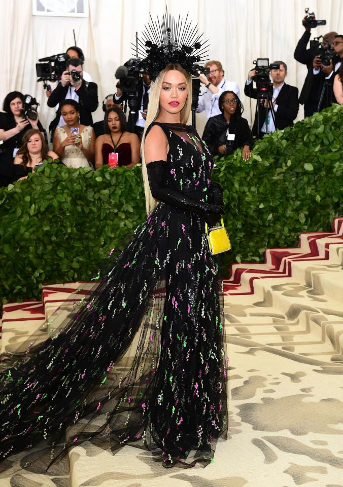 Rita Ora vô cùng hút mắt với màu đầm dài đen.