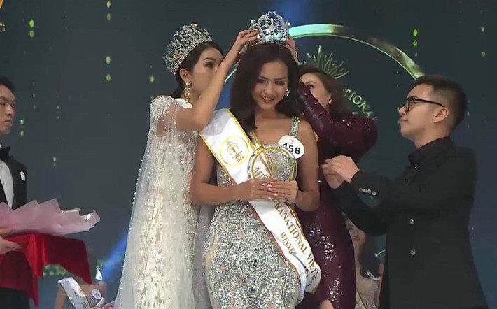 Sở hữu khuôn mặt khá ái, tính cách hiền hòa, vóc dáng và tỷ lệ cơ thể đẹp, Ngọc Châu xứng đáng giành ngôi vị hoa hậu. Cô được đích thân đương kim Miss Supranational 2017 - Jenny Kim trao vương miện. Ảnh: 2sao.