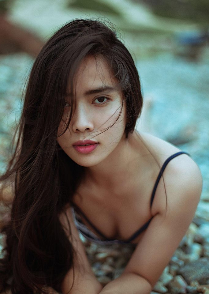 Nữ diễn viên sinh năm 1993 tốt nghiệp trường Sân khấu - Điện ảnh TP HCM và bắt đầu tham gia đóng phim từ năm hai đại học.