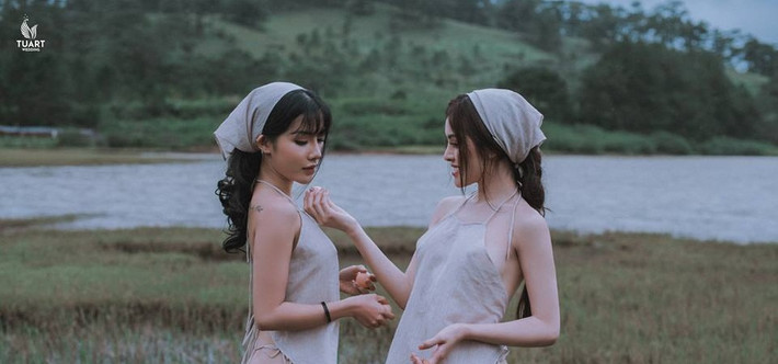 Diện áo yếm mỏng tang "quên" nội y cùng chiếc quần nhỏ xíu giữa khung cảnh thiên nhiên Tuyệt tình cốc Đà Lạt, Á hậu Thư Dung (trái) đang hứng cơn mưa "gạch đá" vì chụp ảnh khoe thân. Ảnh: Tuart.