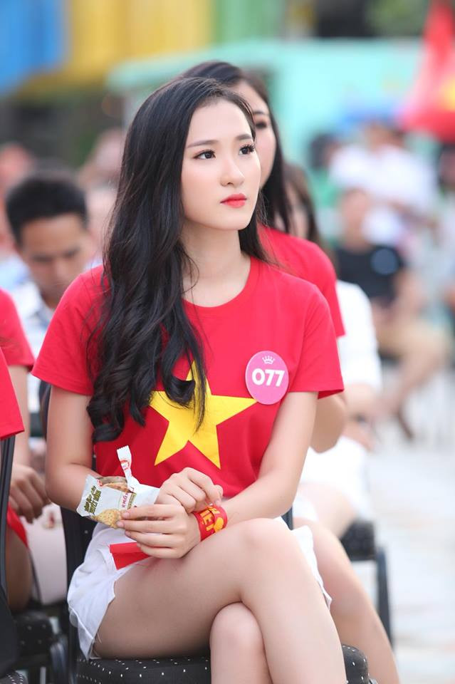 Phan Cẩm Nhi là một trong hai thí sinh người dân tộc thiểu số trong số 43 người đẹp dự chung kết Hoa hậu Việt Nam 2018. Cô cũng là đại diện duy nhất của Đà Nẵng đến với chung kết lần này.