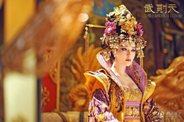 Nổi tiếng từ vai phụ mờ nhạt, sự nghiệp của Phạm Băng Băng phất lên như diều gặp gió. Cô nhanh chóng tiến đến ngôi vị "nữ vương" khi vào vai Võ Tắc Thiên đầy uy quyền trong Võ mị nương truyền kỳ.