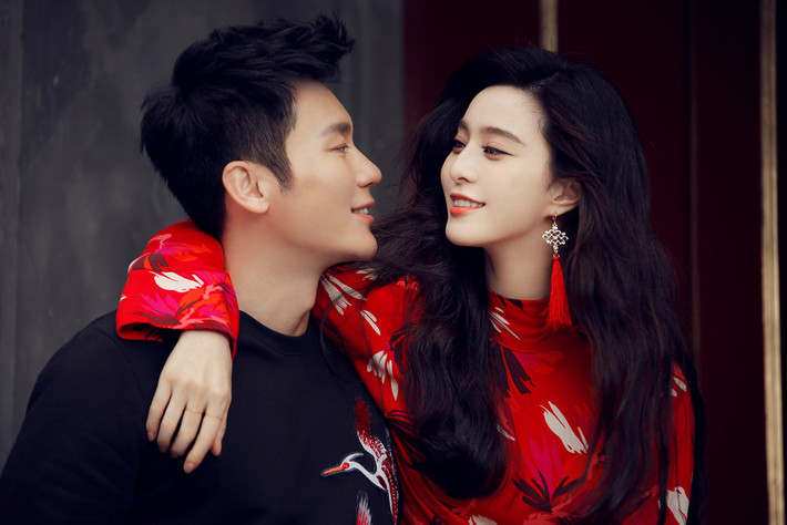 Người đẹp cùng với vị hôn phu của mình là Lý Thần được cho là đang sở hữu khối tài sản trị giá 6,77 tỷ NDT (khoảng hơn 1 tỷ USD). Nguồn: Sina, Weibo, Instagram...