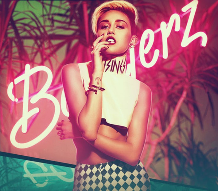 Tháng 10/2013, màn trình diễn bài hát Blurred Lines của Miley Cyrus cùng với Robin Thicke trong chương trình MTV Video Music Awards đã gây ra nhiều tranh cãi. Ảnh: 303magazine.com